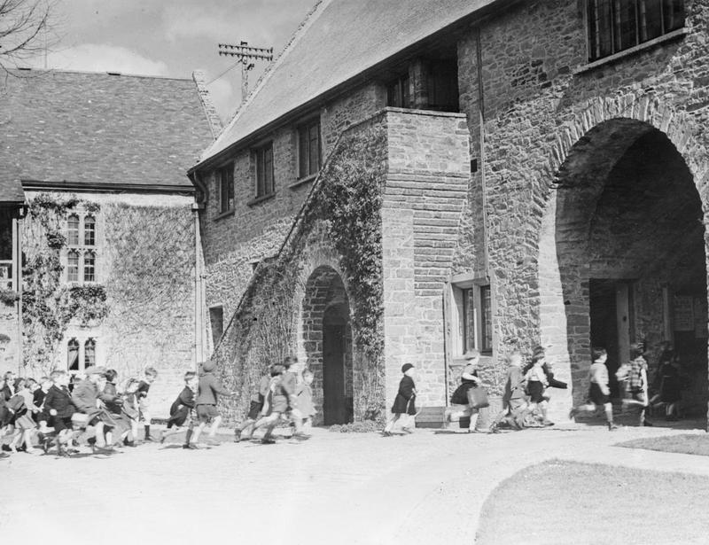 Colony for artists under six: evacuees to Dartington Hall, 1941